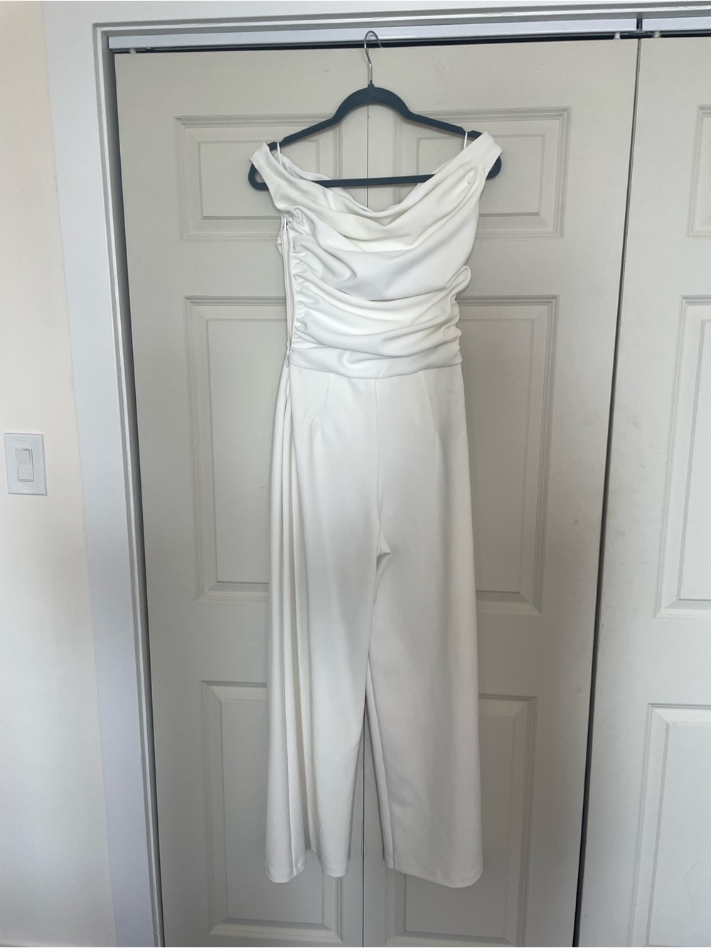 Abercrombie & Fitch Off-the-Shoulder Wide-Leg Jumpsuit in White - Picture 5 of 5